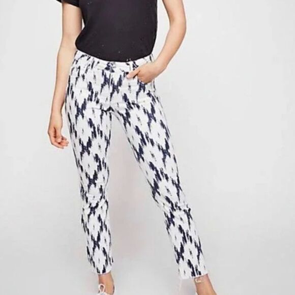 Free People Jeans Indigo Skies Crop Flare Jeans Raw Hem White Blue Pattern - Picture 1 of 13
